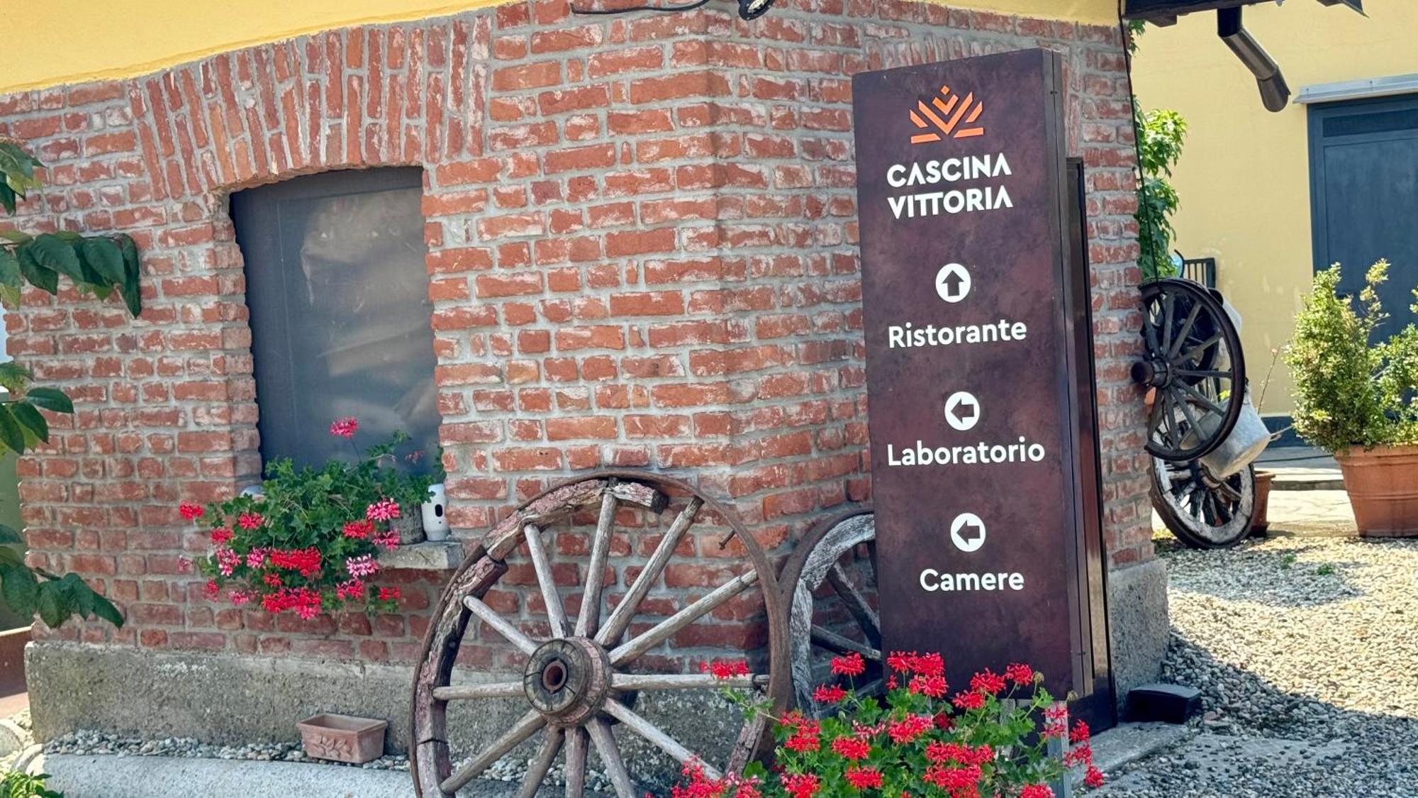 Cascina Vittoria Restaurant Lab & Rooms Rognano Екстериор снимка